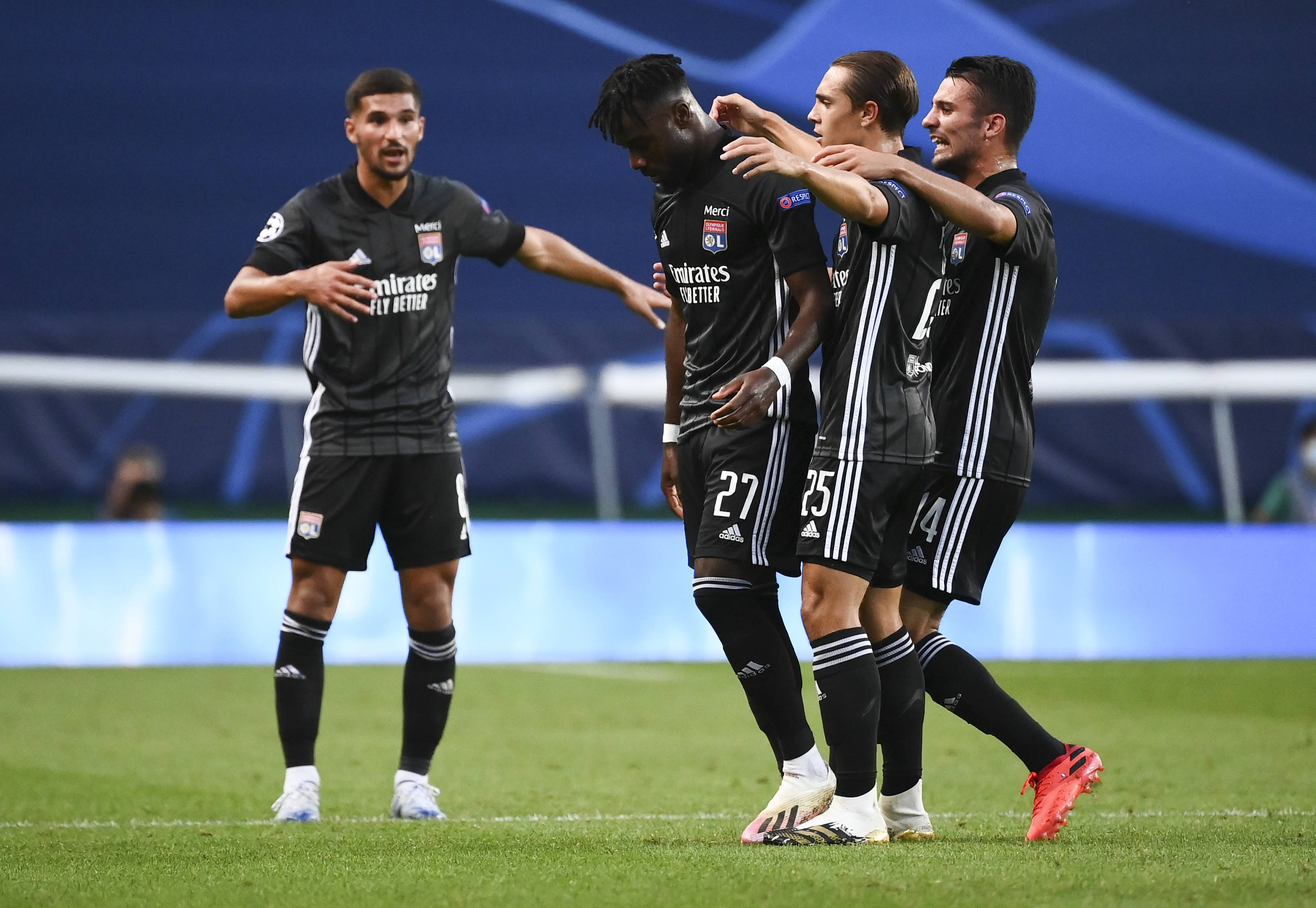 开云在线-巴黎圣日耳曼发布备战花絮；转会期刷新队史纪录；荷甲任务艰巨；纪律约束更严格(巴黎圣日耳曼第二客场球衣)